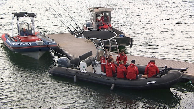 Des gens sont dans un bateau pneumatiques, à la marina de Sept-Îles.