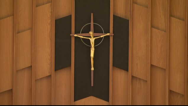 Une croix chrétienne dans une église.