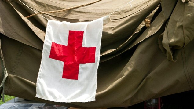 Un drapeau de la Croix-Rouge