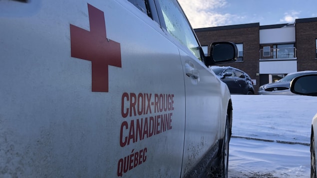 Un véhicule de la Croix-Rouge canadienne dans le stationnement du CHSLD Jacques-Cartier, à Chicoutimi