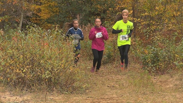 Des jeunes font du cross-country à Sept-Îles Des jeunes font du cross-country à Sept-Îles
