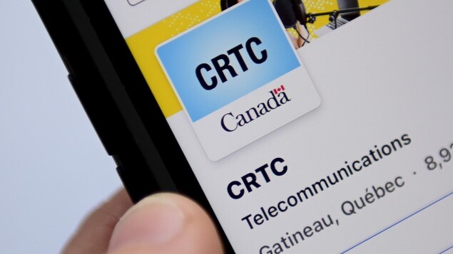 Écran d'un téléphone intelligent où la page web du CRTC est affichée.