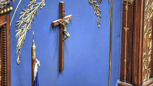 Un crucifix sur un mur