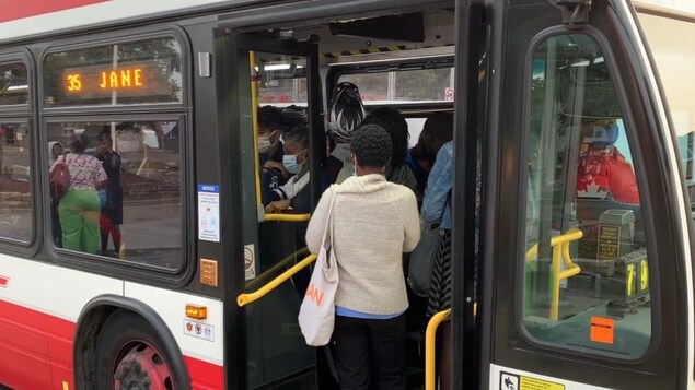 Des dizaines de navetteurs se pressent dans un autobus de la CTT dans le nord-ouest de Toronto pendant l'heure de pointe du matin.