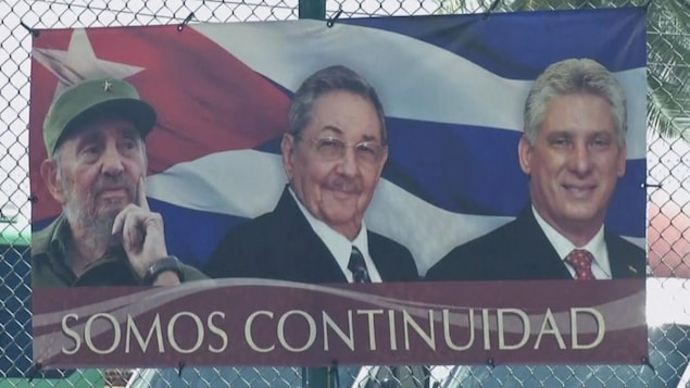Une affiche illustrant Fidel et Raoul Castro en compagnie de Miguel Diaz Canel.