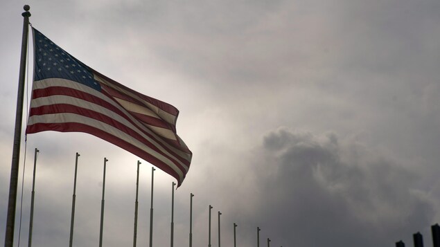 Le drapeau des États-Unis flotte à l'extérieur de l'ambassade américaine à La Havane.