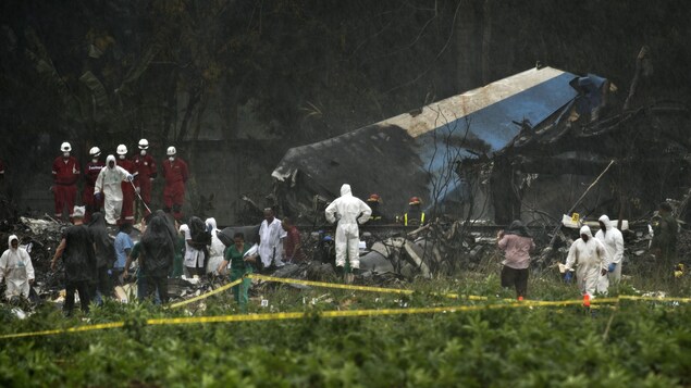 Des secouristes fouillent les débris de l'avion qui s'est écrasé à Cuba. Des secouristes fouillent les débris de l'avion qui s'est écrasé à Cuba.