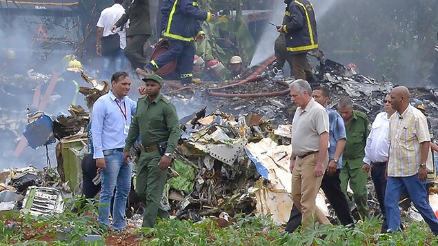 Le président cubain Miguel Diaz-Canel, en beige, s'est rendu sur le lieu du drame. Le président cubain Miguel Diaz-Canel, en beige, s'est rendu sur le lieu du drame.