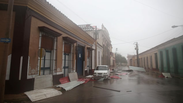 Des parties de toitures ont été soufflées dans les rues après le passage d'Irma à Remedios, Cuba.