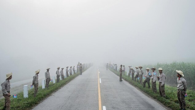 Des Cubains sont massés le long de la route, espérant pouvoir dire au revoir à Fidel Castro au passage de son cortège. Des Cubains sont massés le long de la route, espérant pouvoir dire au revoir à Fidel Castro au passage de son cortège.