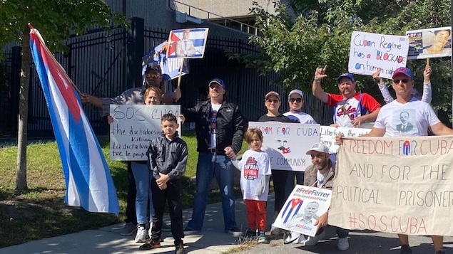 Un groupe de Cubains-Canadiens lors d'une manifestation devant l'ambassade de Cuba à Ottawa, la capitale canadienne.