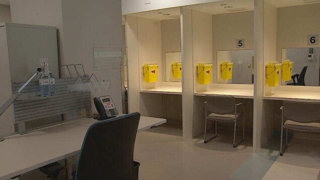 Cubicules dans le centre d'injection supervisée Cubicules dans le centre d'injection supervisée