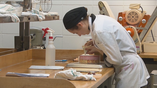 Une cuisinière fait une pâtisserie. Une cuisinière fait une pâtisserie.