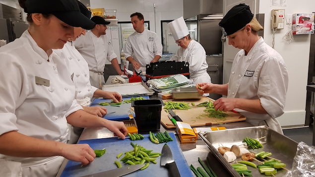 Des cuisiniers à l'oeuvre au Château Frontenac