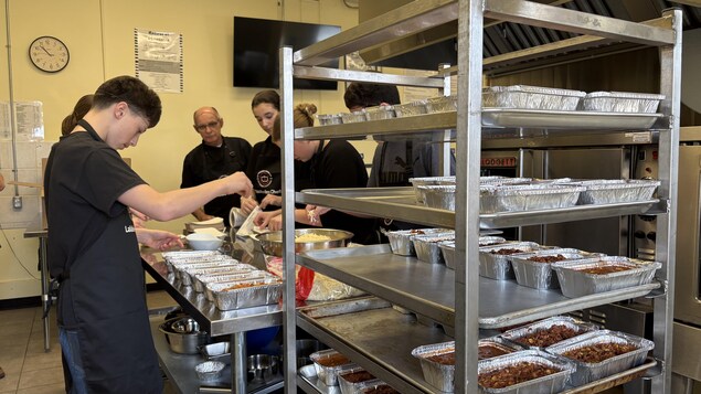 Dans les cuisines du Collège Mont-Sacré-Cœur de Granby, des étudiants du secondaire mettent la main à la pâte pour préparer du chili végétarien destiné à SOS Dépannage.
