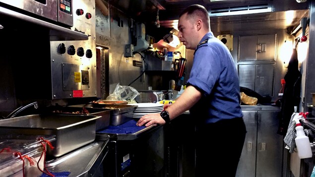 Un cuisinier du sous-marin prépare le dîner Un cuisinier du sous-marin prépare le dîner