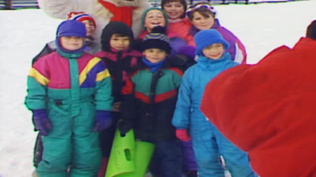 Des enfants habillés de vêtements d'hiver colorés.