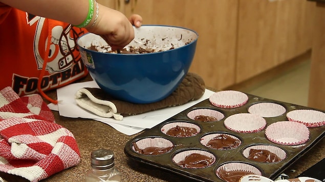 Les élèves ont eu à préparer une recette de gâteau avec seulement une seule mesure : 1/4 de tasse. Une façon concrète de bien comprendre le fonctionnement des fractions. Les élèves ont eu à préparer une recette de gâteau avec seulement une seule mesure : 1/4 de tasse. Une façon concrète de bien comprendre le fonctionnement des fractions.