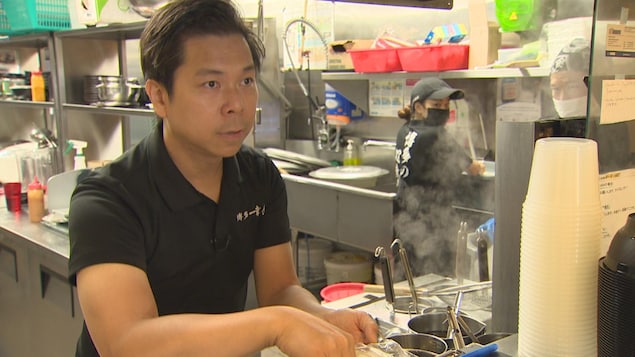 Un portrait de M. Yau dans la cuisine de son restaurant.