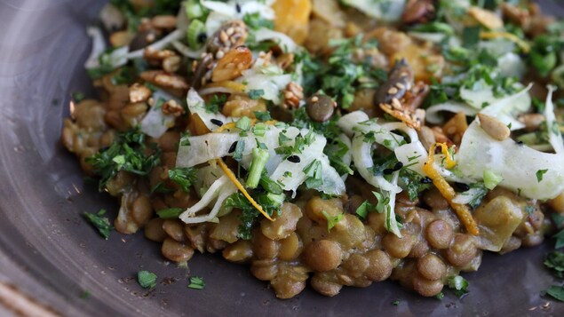 Chaque bouchée du dal végétarien offre un voyage aromatique au cœur de l'Inde. Chaque bouchée du dal végétarien offre un voyage aromatique au cœur de l'Inde.