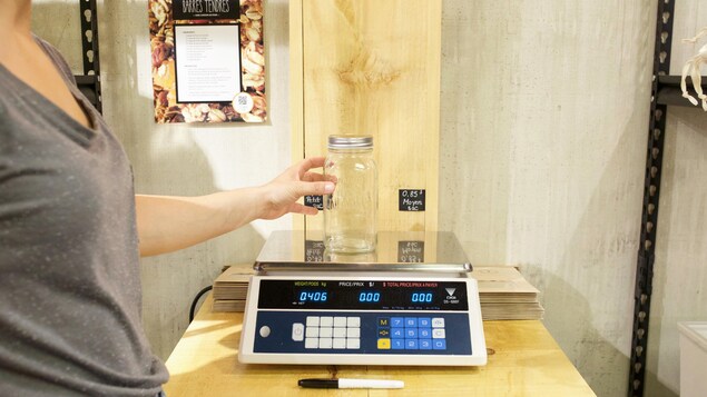 Un pot de vitre sur une pesée dans un magasin en vrac. Un pot de vitre sur une pesée dans un magasin en vrac.
