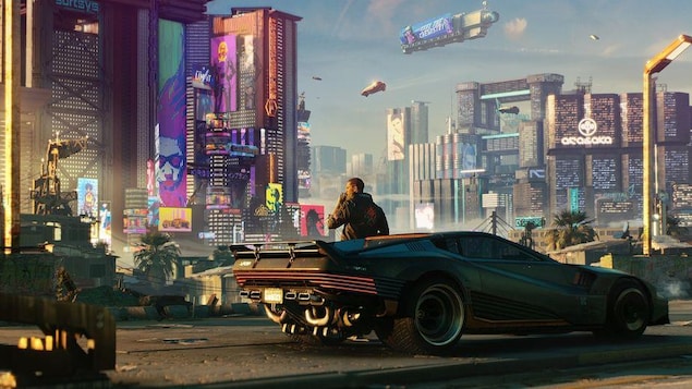 Un homme se tient devant une voiture en regardant une ville futuriste.