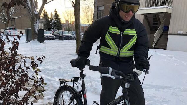Un cycliste marche à côté de son vélo Un cycliste marche à côté de son vélo