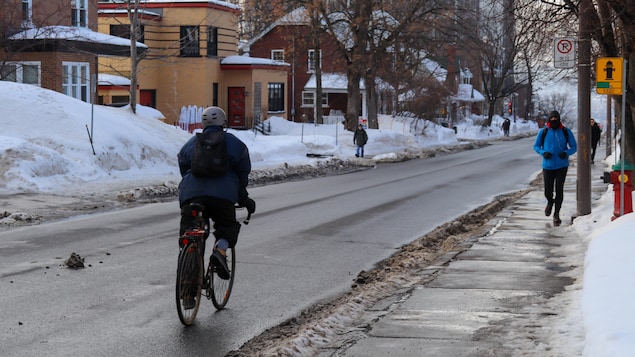 Un cycliste au début du mois de mars en haute-ville de Québec