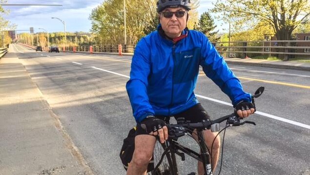 Sylvain Champagne emprunte le pont Jacques-Cartier en vélo pour aller au travail. Sylvain Champagne emprunte le pont Jacques-Cartier en vélo pour aller au travail.