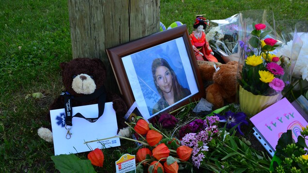 Des fleurs, des peluches et une photo de la victime ont été déposées sur les lieux de l'accident.