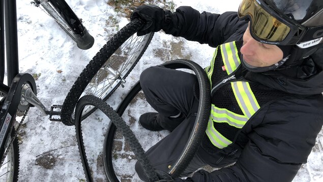 Un cycliste change son pneu de vélo Un cycliste change son pneu de vélo