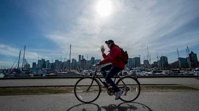 Un cycliste à Vancouver.