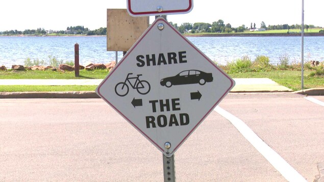Un panneau routier demandant aux automobilistes de partager la route avec les cyclistes à Charlottetown. Un panneau routier demandant aux automobilistes de partager la route avec les cyclistes à Charlottetown.