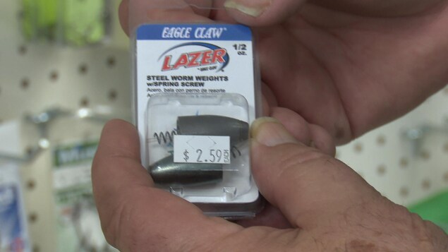 Deux poids de pêche en acier sont en vente pour 2,50 $, soit le double du prix des poids fabriqués en plomb. Deux poids de pêche en acier sont en vente pour 2,50 $, soit le double du prix des poids fabriqués en plomb.