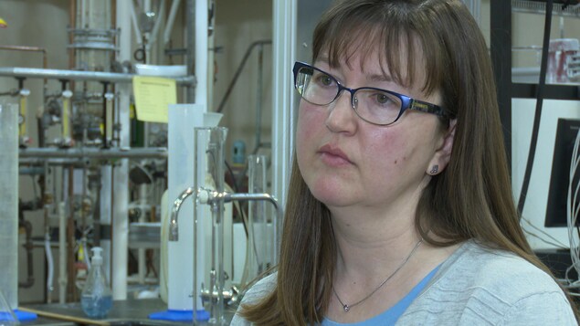 La professeure se trouve dans un laboratoire du Département de chimie de l'université ontarienne. La professeure se trouve dans un laboratoire du Département de chimie de l'université ontarienne.