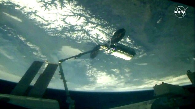 Un vaisseau-cargo rattaché à la Station spatiale internationale par le bras canadien
