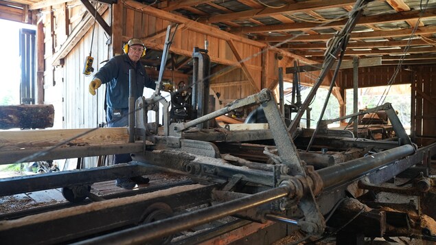Un Franco-Ontarien gagne sa vie avec un moulin à scie d’antan