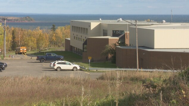 L'école se trouve sur une colline près de la côte.