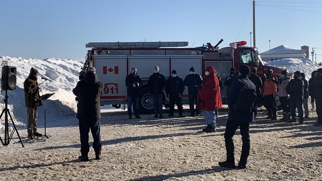 Les manifestants rassemblés sur un terrain de stationnement.