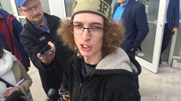 Dameon Pettis parle à des journalistes à l'extérieur d'un magasin de Cannabis NB. Dameon Pettis parle à des journalistes à l'extérieur d'un magasin de Cannabis NB.