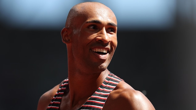 Gros plan sur Damian Warner, tout sourire.