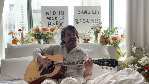 Damien Robitaille reproduit le bed-in pour la paix de John Lennon et Yoko Ono