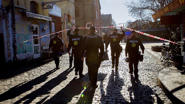 Des policiers effectuent un raid dans le quartier Christiania, à Copenhague, au Danemark.