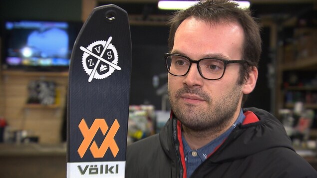 Le propriétaire est en entrevue dans sa boutique Le propriétaire est en entrevue dans sa boutique