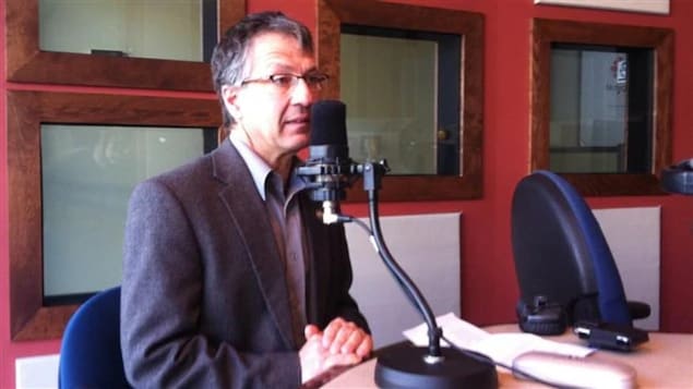 Daniel Bernard est assis dans les studios de Radio-Canada en Abitibi-Témiscamingue lors d'une entrevue.
