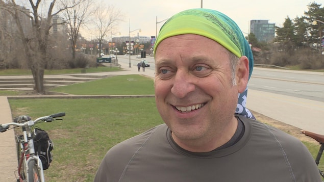 L'homme qui porte un bandana est interviewé le long d'un sentier cyclable sur le pont du Portage. L'homme qui porte un bandana est interviewé le long d'un sentier cyclable sur le pont du Portage.