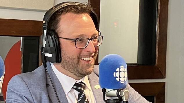 Daniel Côté dans un studio de Radio-Canada.