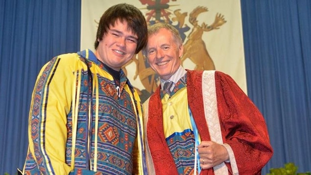 Deux hommes sourient. Deux hommes sourient.