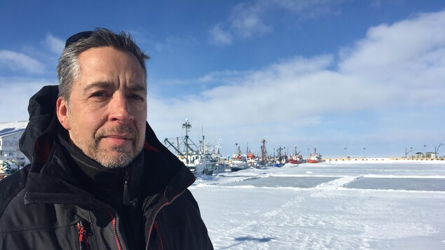 L'agent de développement économique de la Ville de Caraquet, Daniel Landry, espère qu'il fera beau pour jouer au hockey sur la baie L'agent de développement économique de la Ville de Caraquet, Daniel Landry, espère qu'il fera beau pour jouer au hockey sur la baie