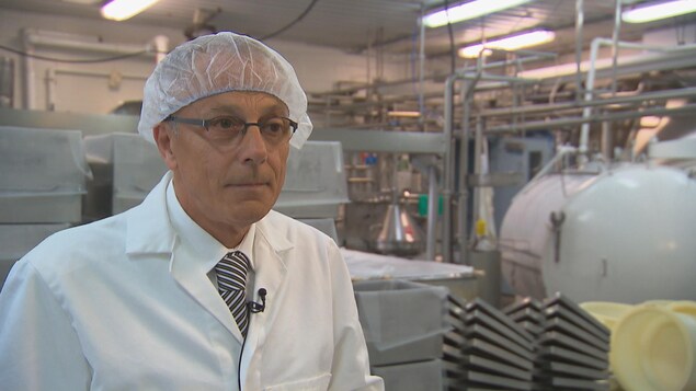M. Leduc, de face, parle à la caméra, à l'intérieur de la fromagerie. M. Leduc, de face, parle à la caméra, à l'intérieur de la fromagerie.